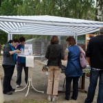 Vor den Hundehäusern