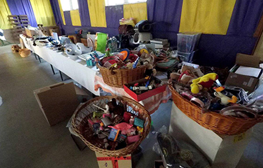 beitragsbild flohmarkt mitarbeiter tisch waren tierschutzliga dorf