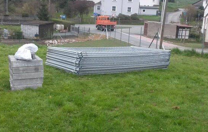 Heute 26.04.2017 wurden die ersten Zaunelemente geliefert. Es kommen aber noch mehr