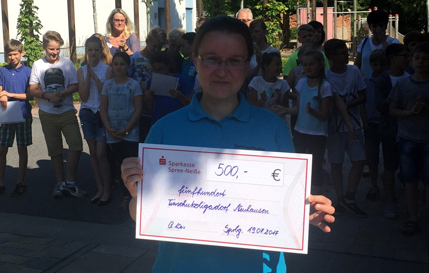 Spendenschwimmen Tierheimleitung mit scheck in der hand