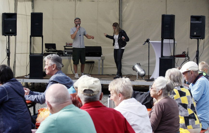 Beitragsbild Sarah bei ihrem auftritt